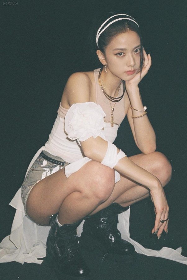 金智秀穿牛仔热裤蹲在地上大腿曲线完美展露(1/2)