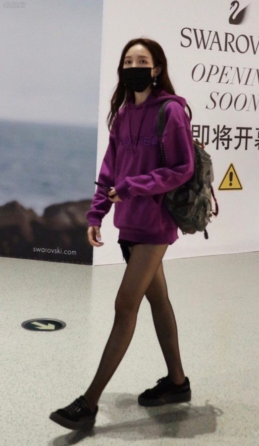 孟佳穿紫色卫衣长腿裹黑丝袜现身机场(1/3)