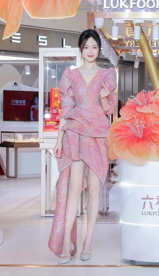 从后面观察唐嫣完美的小腿曲线(6/18)