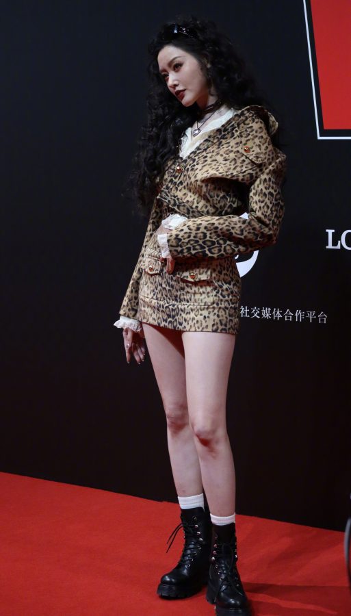 张天爱波浪卷发豹纹装美长腿(4/5)