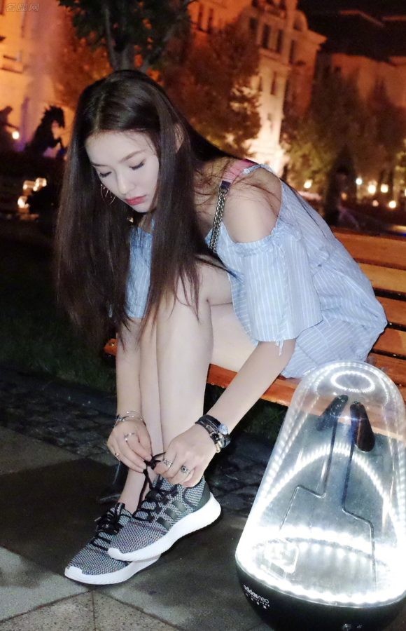 女演员林允晚上遛弯时穿连衣裙秀细腿(2/2)