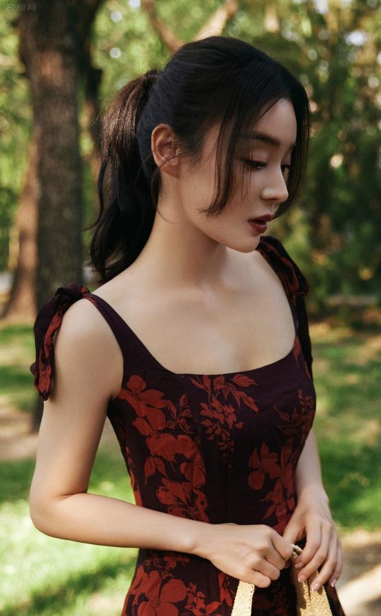 袁姗姗穿上低胸吊带裙在夏日的微风里展露白花花的肌肤(4/5)