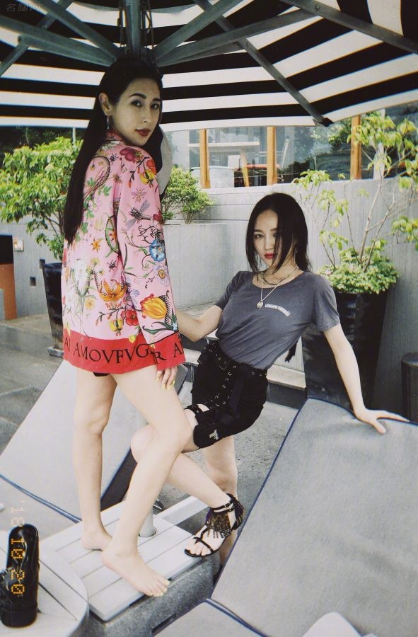 孟佳夏日秀腿，女闺蜜不错叫什么名字？(1/2)