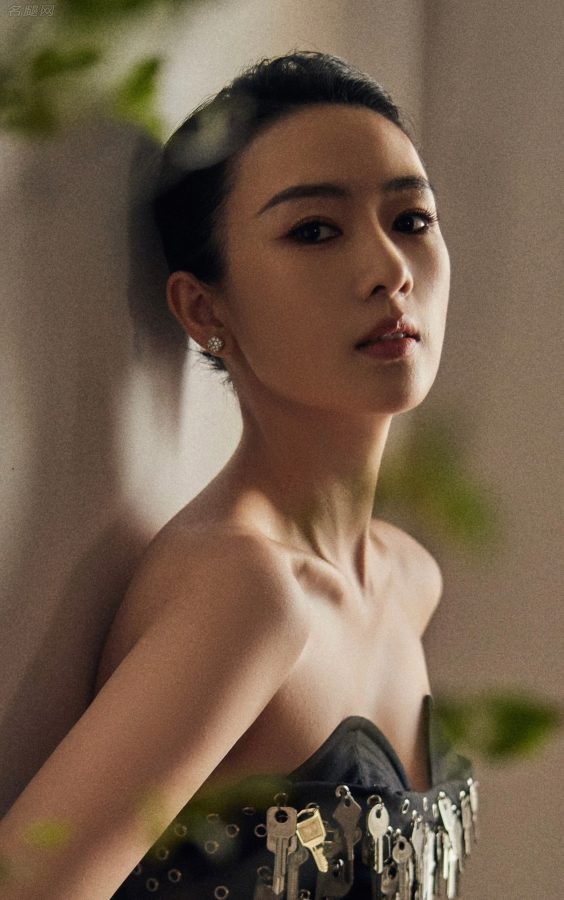童瑶秀香肩白沟出席VOGUEfilm她视界晚宴(6/12)