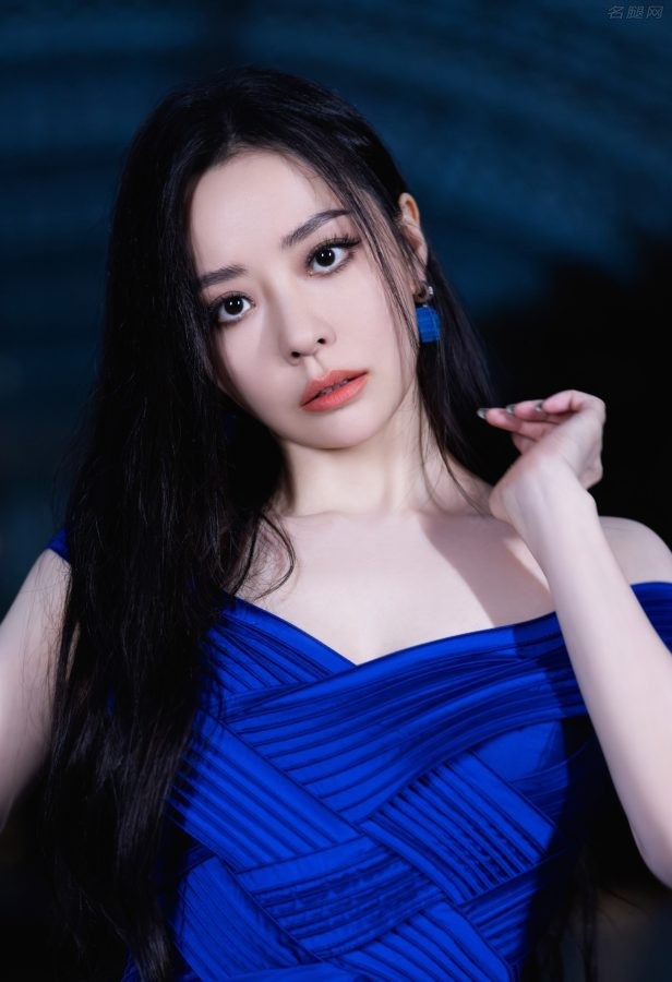 张靓颖穿一身宝蓝色绸缎礼服美腿半露(4/9)