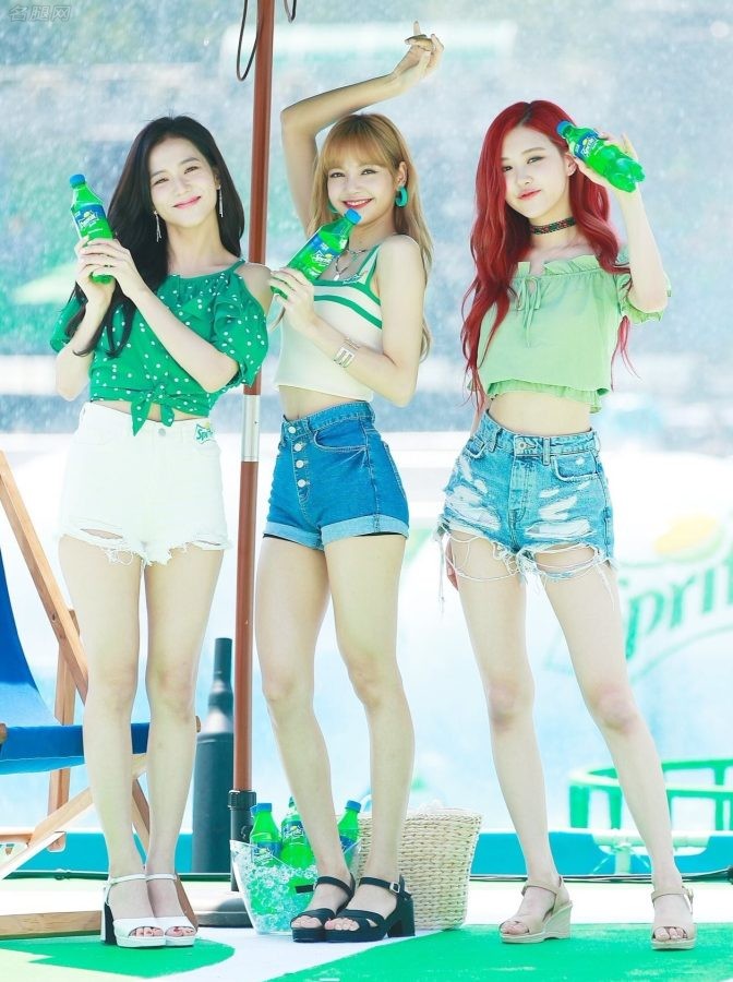 BLACKPINK LISA、金智秀、朴彩英、金珍妮四双完美长腿代言雪碧(2/28)