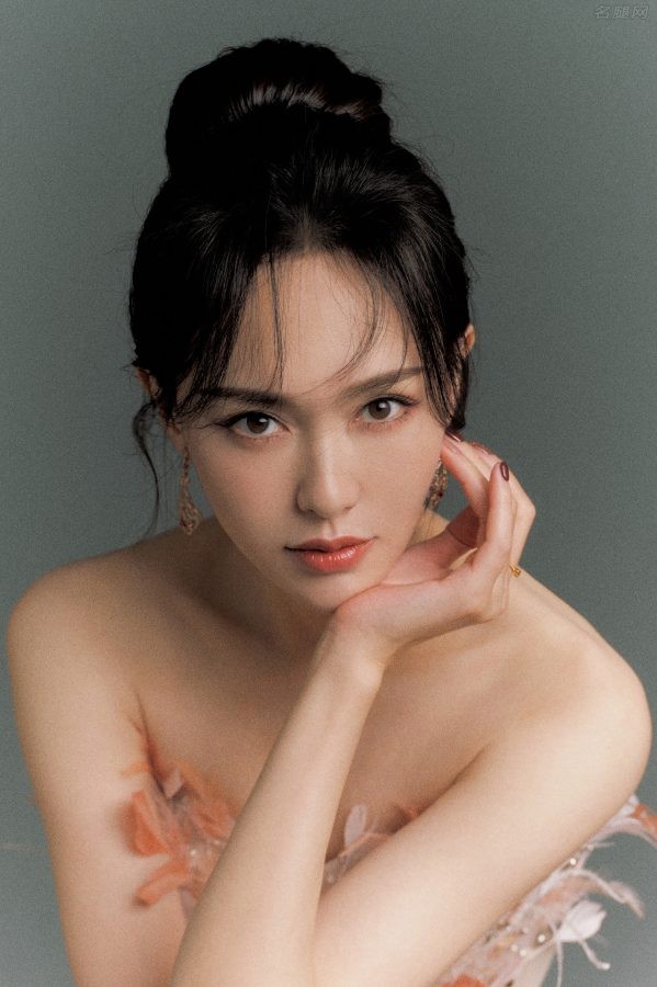 美女明星唐嫣香肩玉臂乳此迷人(3/6)