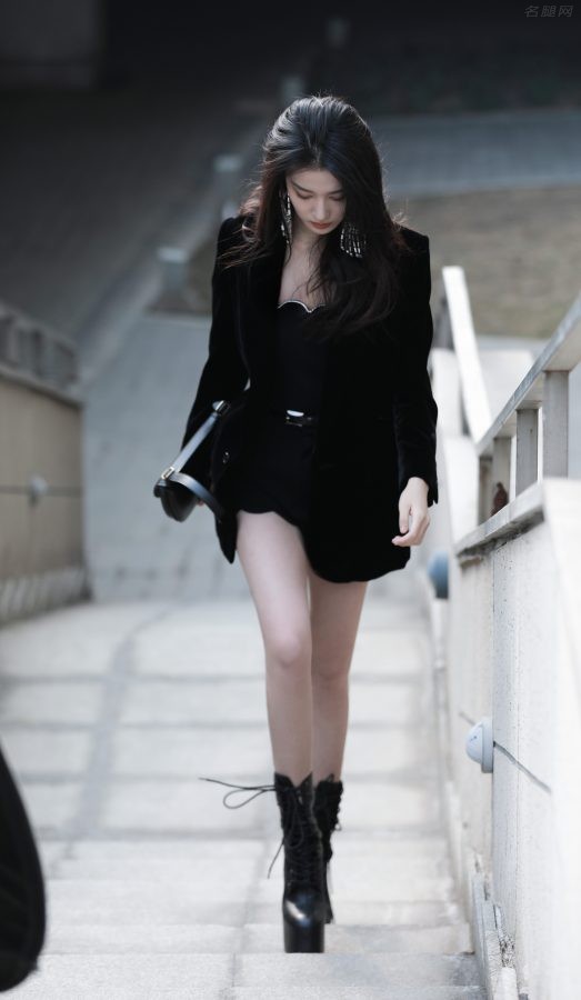 长发美女小姐姐王楚然纤细美腿踩高跟短靴室外纯美玉照(1/4)