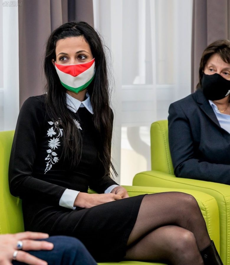 匈牙利美女政府官员Zsófia Koncz穿黑丝皮靴坐在沙发里翘二郎腿(2/3)