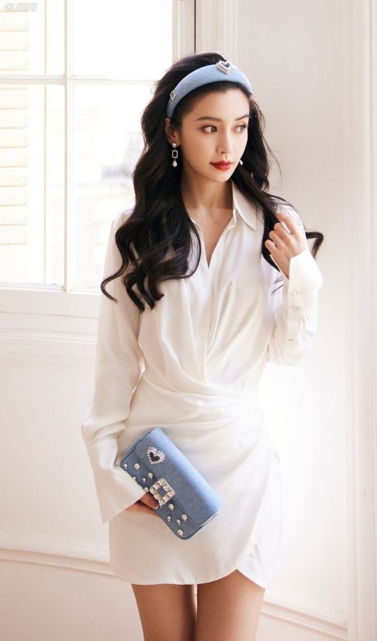 杨颖Angelababy活力蓝白搭配美腿白皙纤细(5/6)