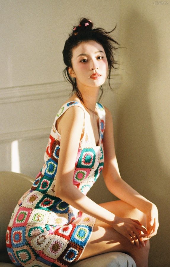 王楚然穿几何图案彩色超短裙配短筒白袜尽显少女气息(4/6)