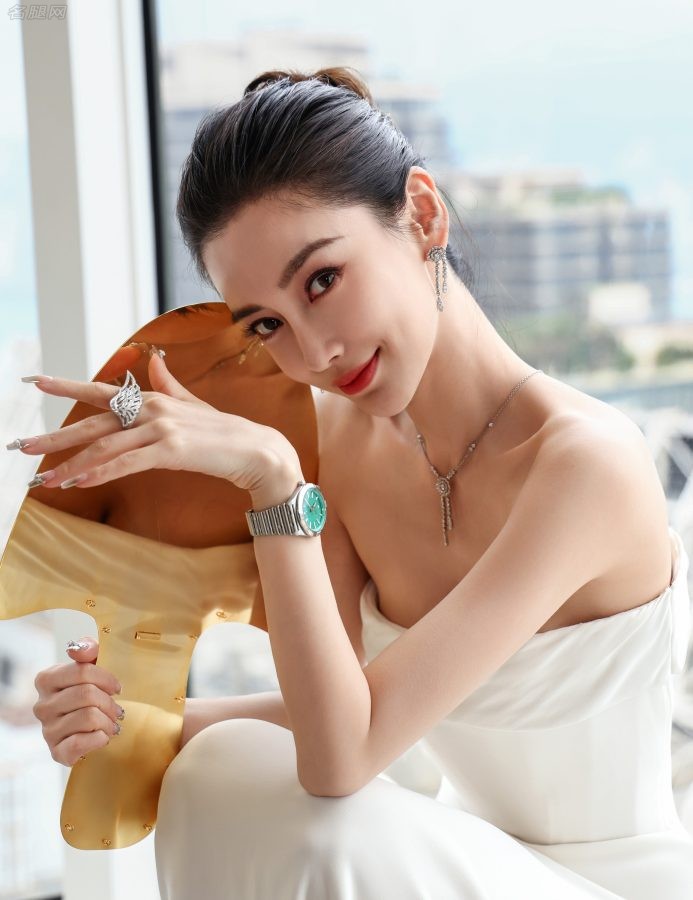 Angelababy穿纯白抹胸晚礼服出席香港国际影视展妆容精致唇红齿白(3/4)