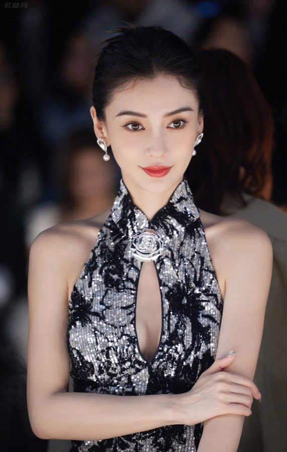 Angelababy出席上海时装周穿胸部开窗礼服秀沟(2/17)