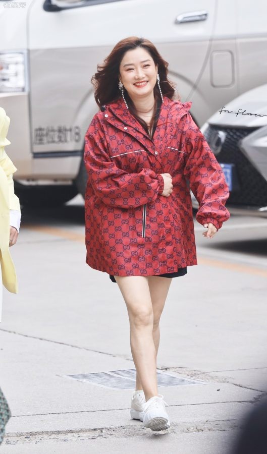 凤凰传奇杨魏玲花光腿街拍照(1/7)