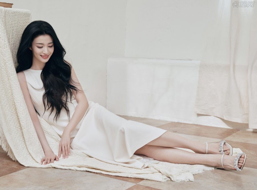 王楚然白色纯美写真，一条洁白连衣裙玉腿美足晶莹无瑕(3/6)