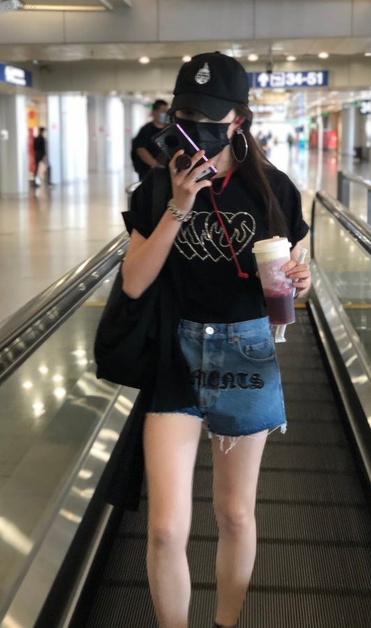 孟佳机场牛仔短裙下纤细的美腿(3/3)