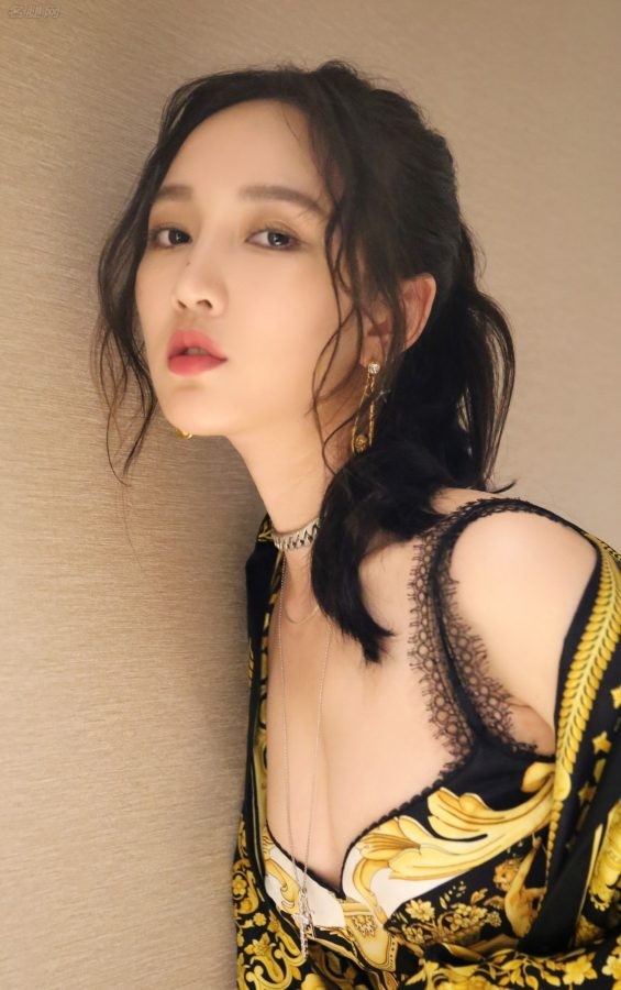 叛逆女孩孟佳脚踩YSL圣罗兰防水台恨天高玉足白皙(4/4)
