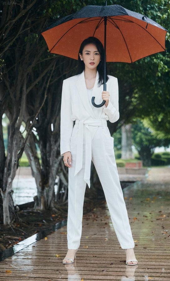 主持人王小骞踩防水台恨天高，童瑶穿了Stuart Weitzman凉高跟的白足(2/2)