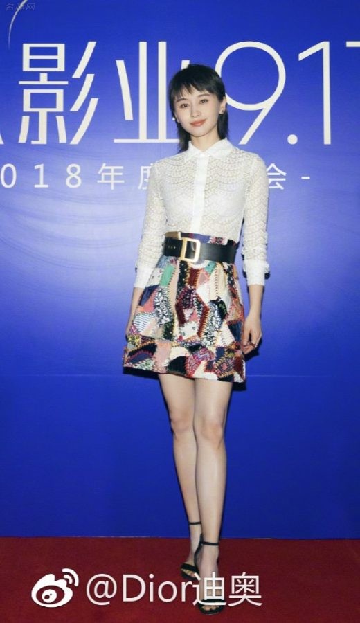 王子文一身迪奥品牌衣服脚踩一字带高跟鞋出席腾讯影业年度发布会(5/6)