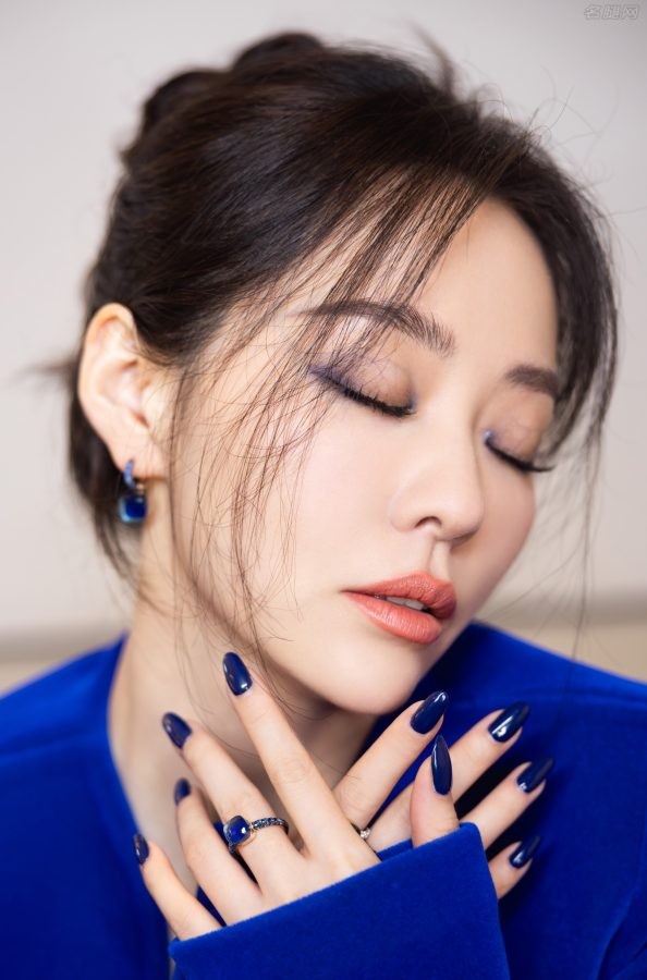 尽情享受张靓颖精致的美脸(2/7)
