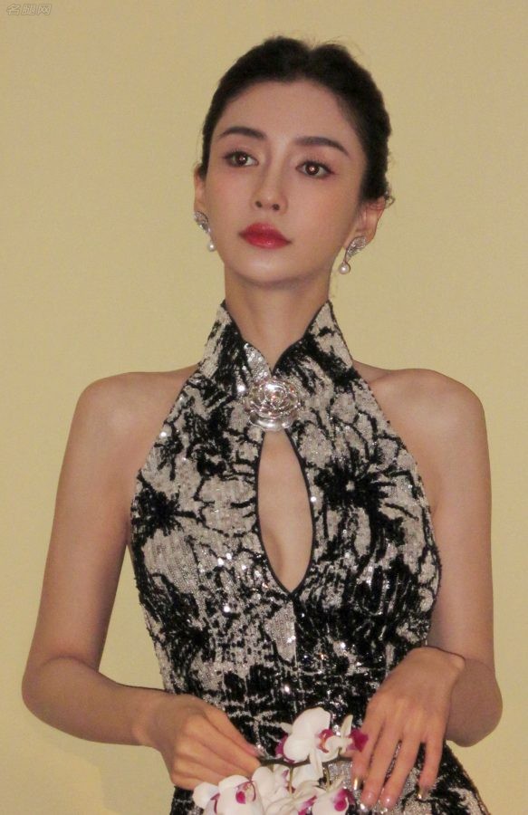 Angelababy出席上海时装周穿胸部开窗礼服秀沟(16/17)