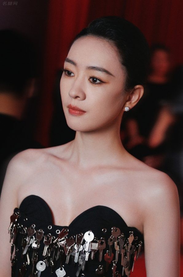 童瑶秀香肩白沟出席VOGUEfilm她视界晚宴(12/12)