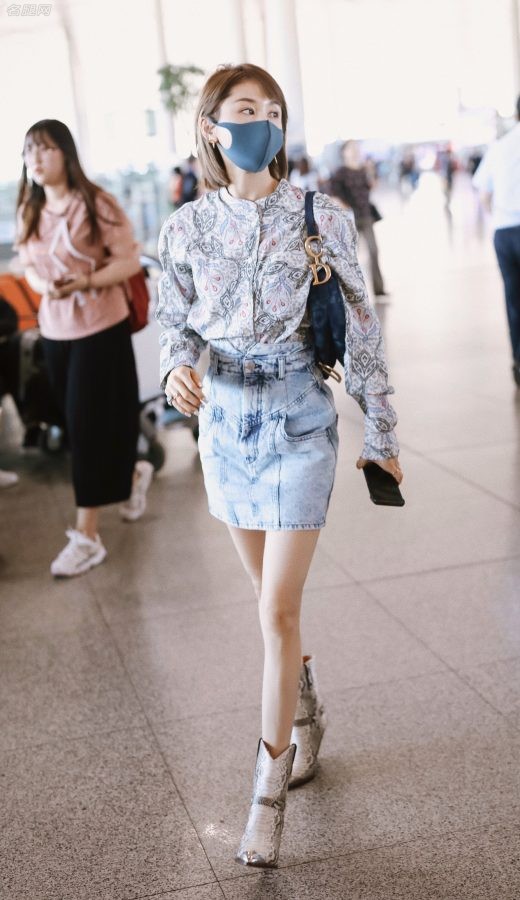 王子文录制节目的路上一双纤细美腿被拍（第5张/共7张）