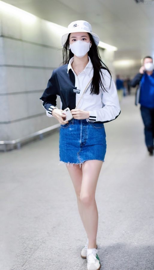 王楚然牛仔短裙白玉少女腿街拍美照(1/2)