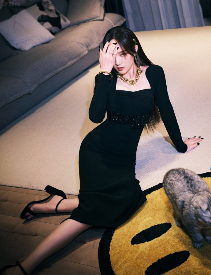 孟佳美足穿Stuart Weitzman高跟鞋坐在地板上撸猫(3/6)