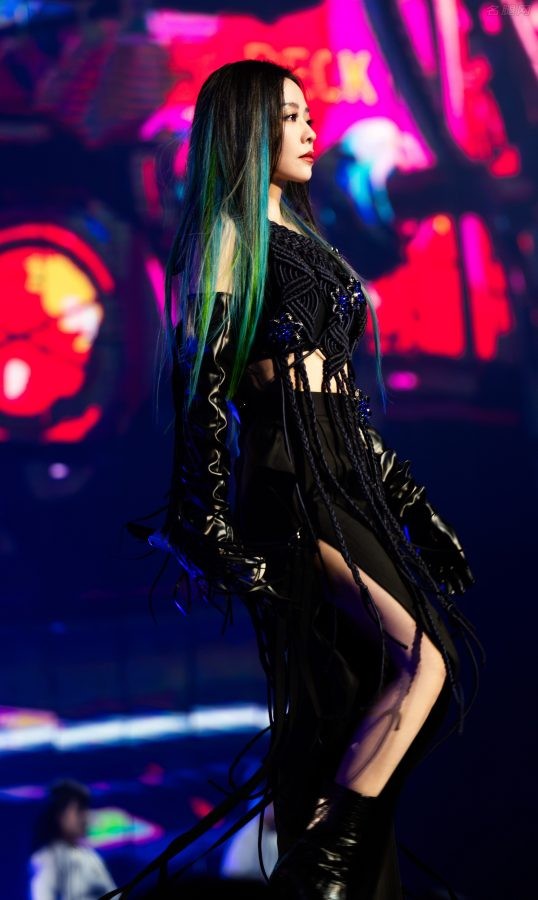 Zhang Liangying dyed her long green hair and wore a slit skirt to show off her beautiful legs and appeared at the Jiangsu Satellite TV New Year's Eve Party(13/13)