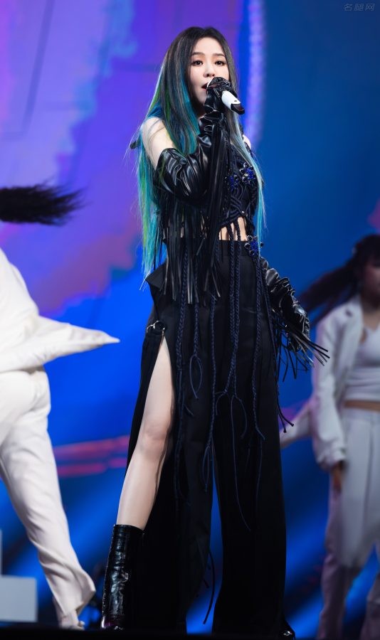 张靓颖染绿色长发穿开衩裙亮美腿现身江苏卫视跨年晚会(8/13)