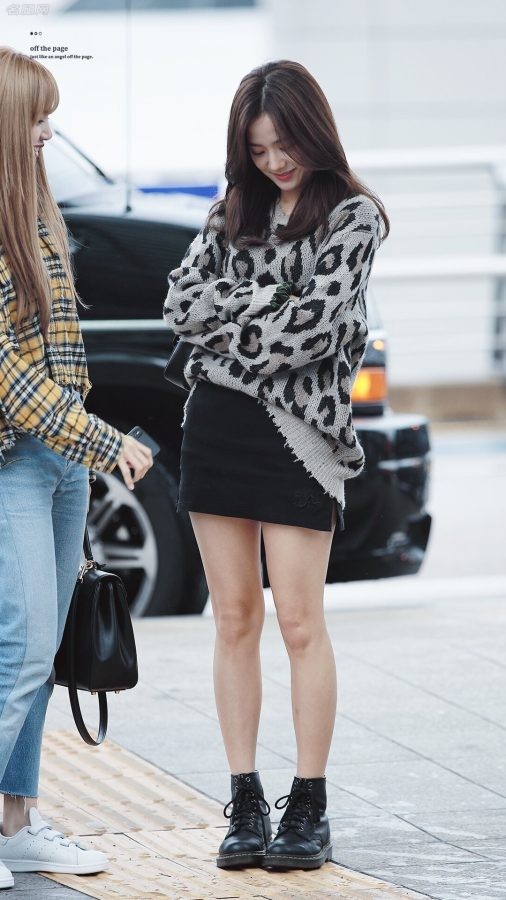 韩国女明星金智秀街头白皙的美腿(4/14)