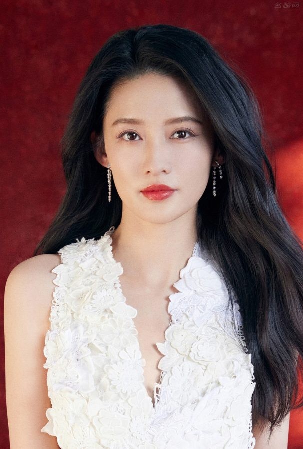 女明星李沁身穿纯白花装饰美裙玉腿细滑(3/7)