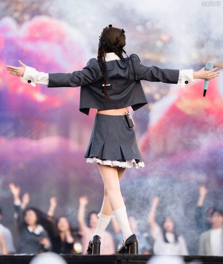 张韶涵一身少女感十足装扮，玉腿穿白色棉袜踩粗跟鞋亮相B站毕业歌会(17/17)