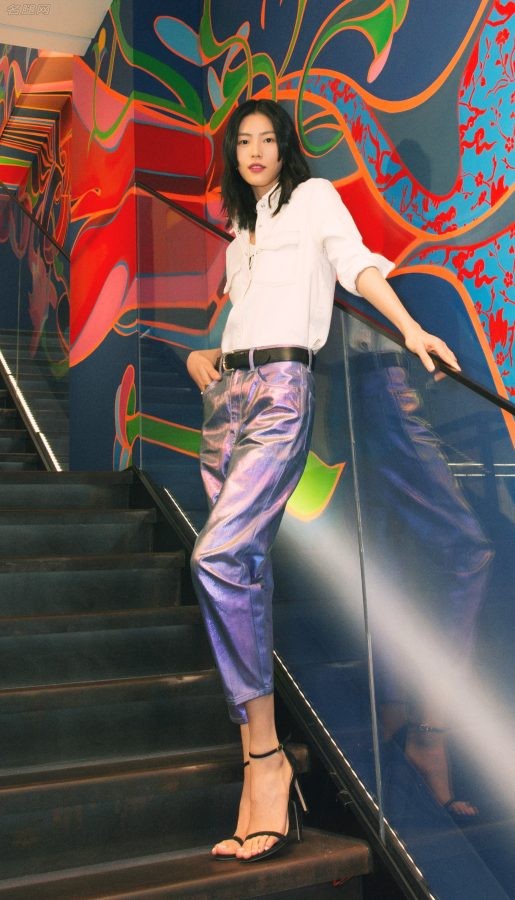 长身女模特刘雯美足踩高跟凉鞋现身levi’s品牌店(1/4)