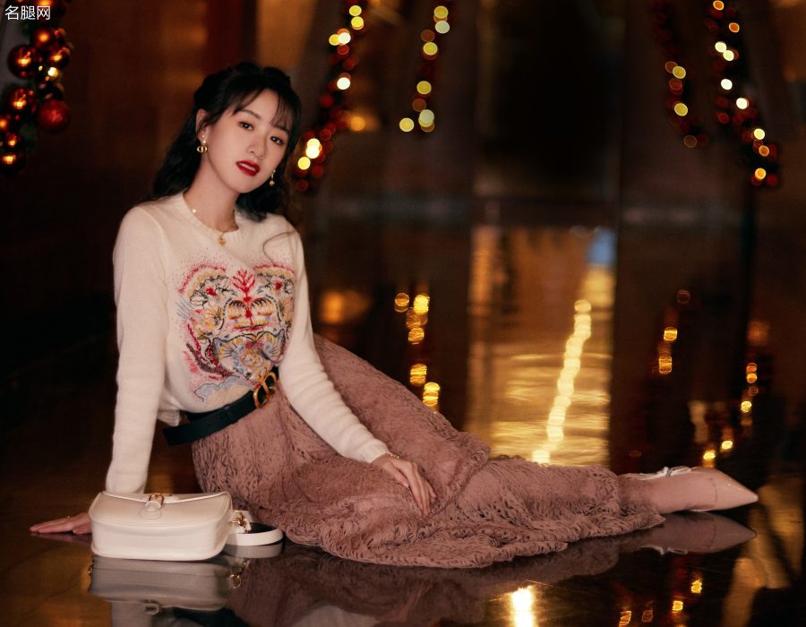 漂亮的妹子袁冰妍在酒吧拍照，穿长裙踩迪奥高跟鞋镜头感十足(3/7)