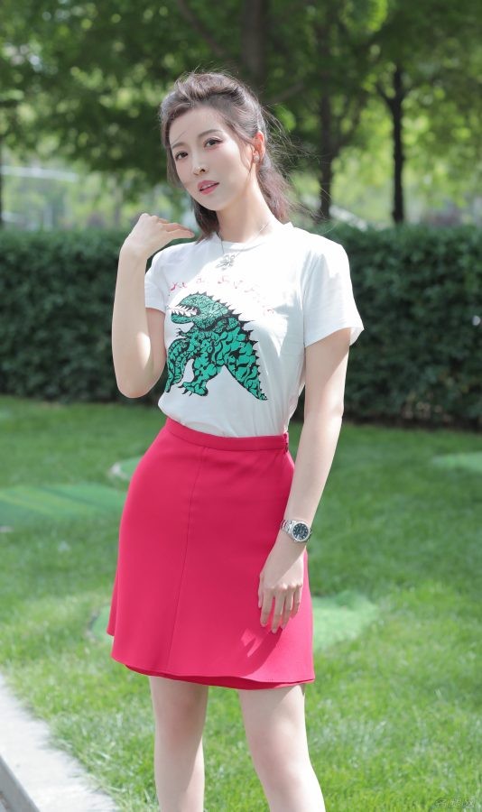 女主持人朱梓橦美腿穿红色一字带高跟站在绿草坪旁拍照(6/8)