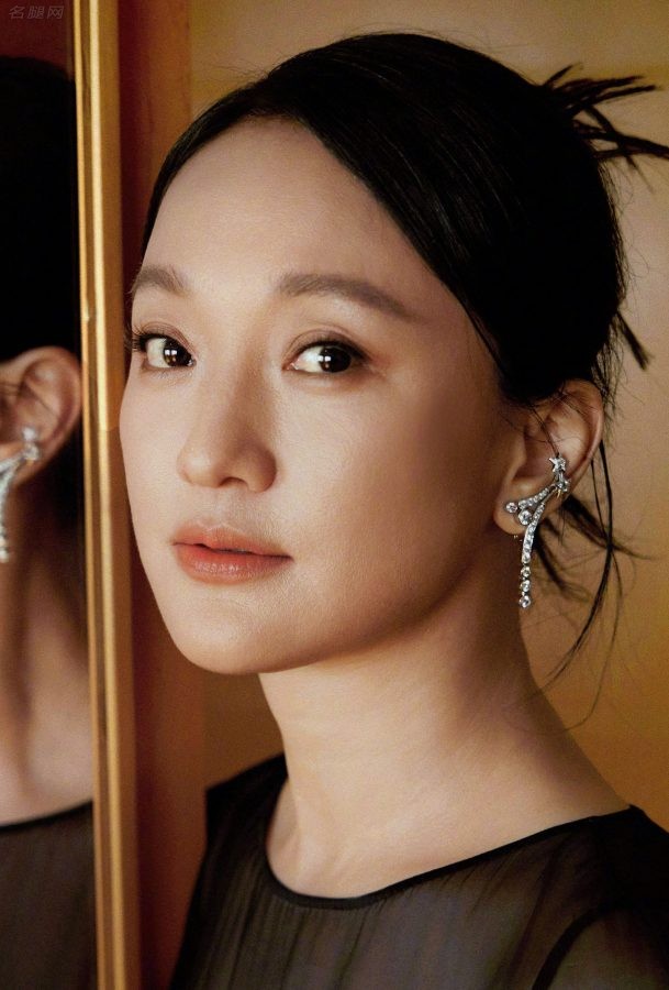 周迅身穿香奈儿繁星刺绣乌干纱拼接连衣裙翘美腿，有穿黑丝的图请看上一篇(3/3)