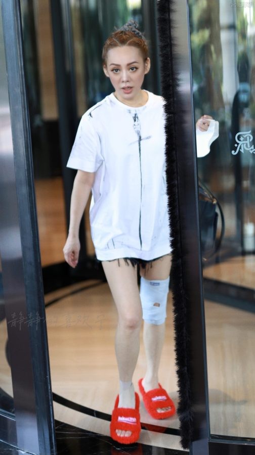 摄影师把镜头伸到汽车里面拍摄宁静的大白腿(8/12)