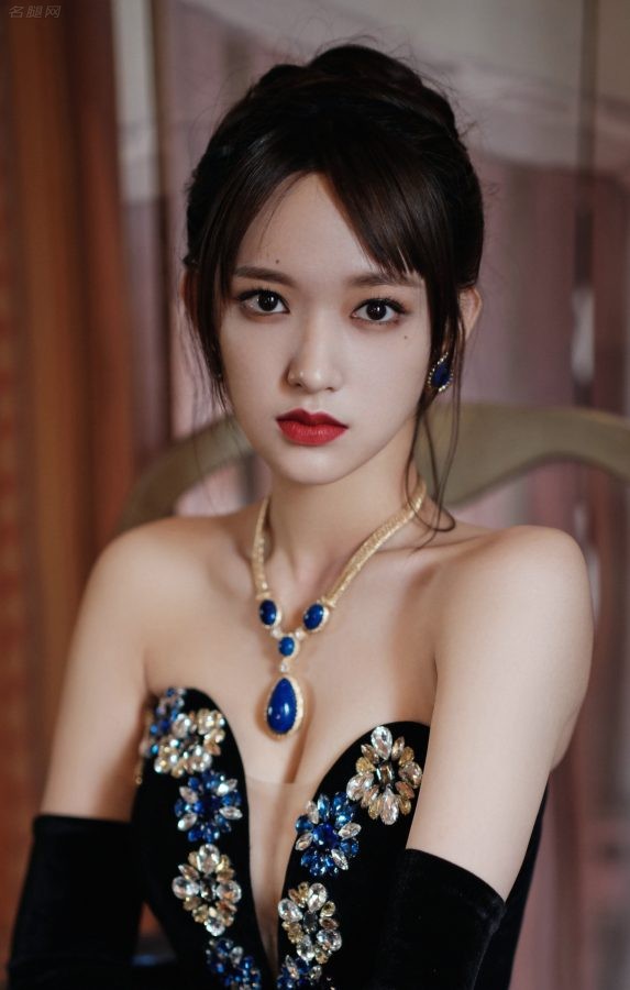 Cheng Xiao wears a sexy palace dress with a backless show(1/11)