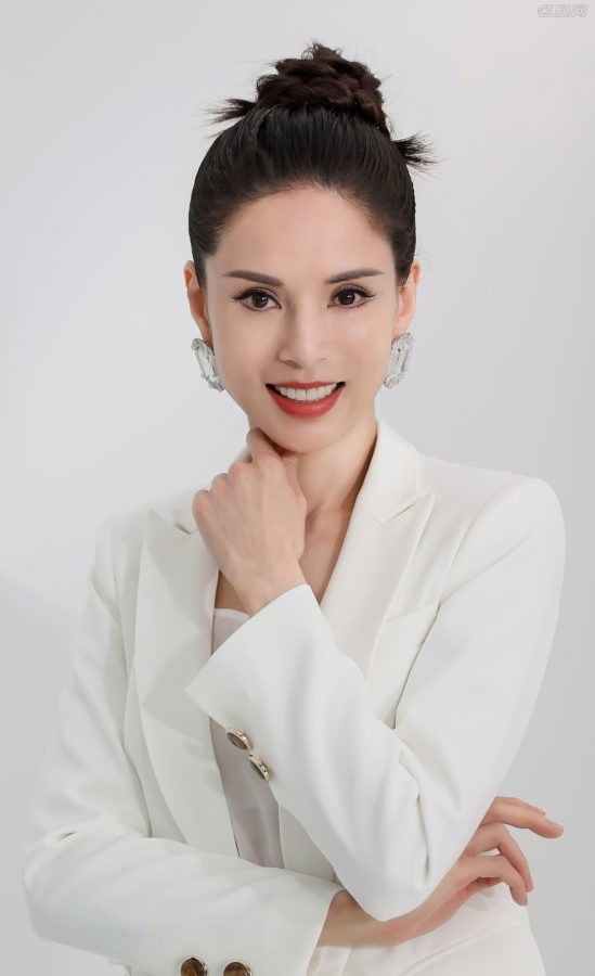 李若彤穿一套白色西服踩尖头高跟完美演绎优雅商务风(2/2)