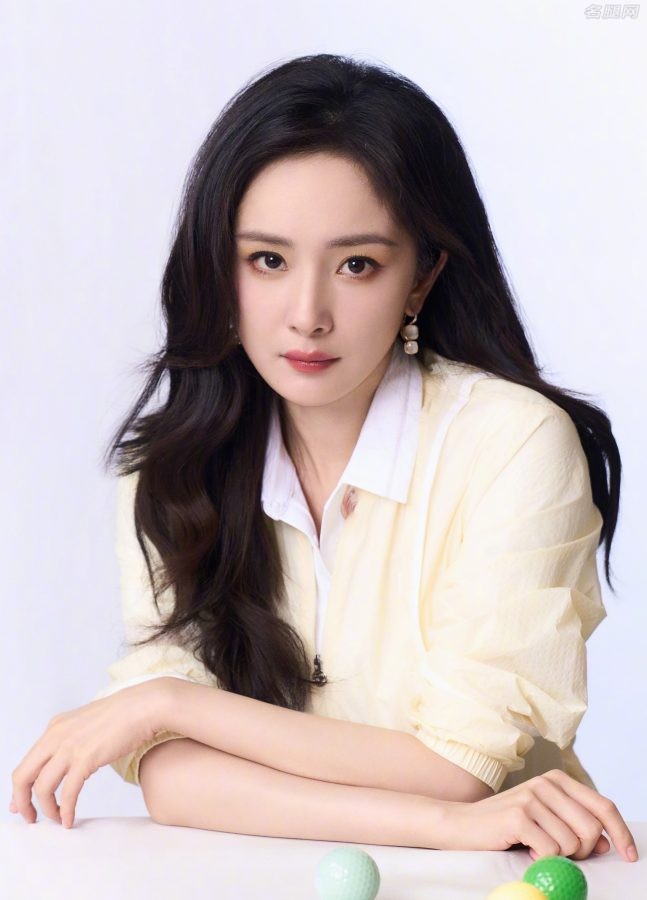 杨幂气质可爱甜美一双纤细美腿穿FILA运动鞋出席活动(5/16)