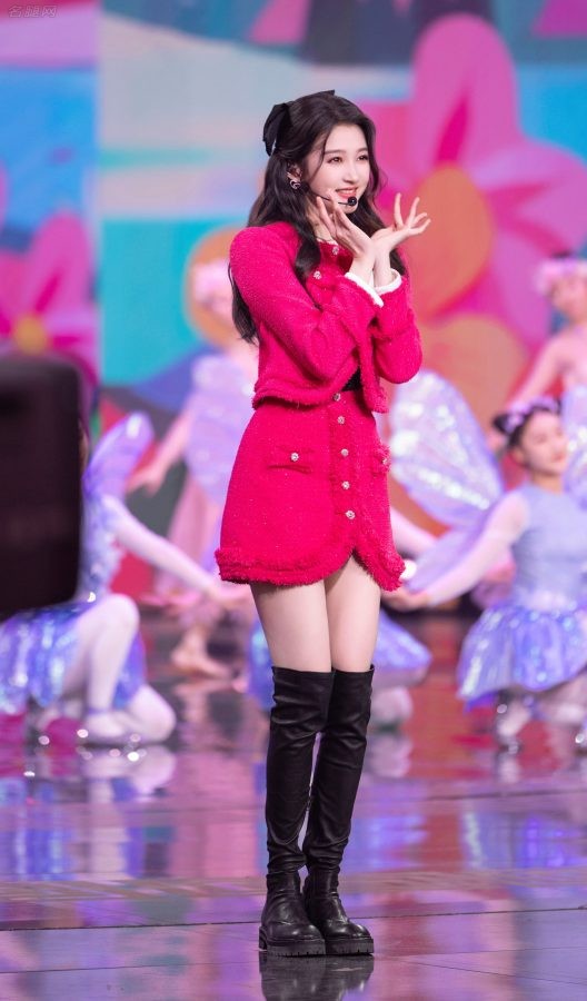 时尚可爱的女孩关晓彤细长腿穿皮靴登台表演(7/9)