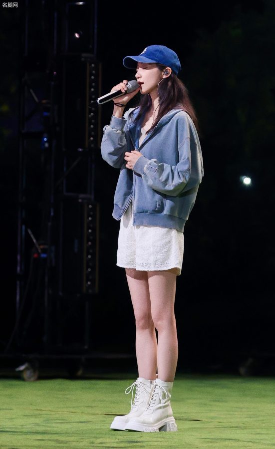 长腿美女韩雪穿短裤短靴演唱排练(2/3)