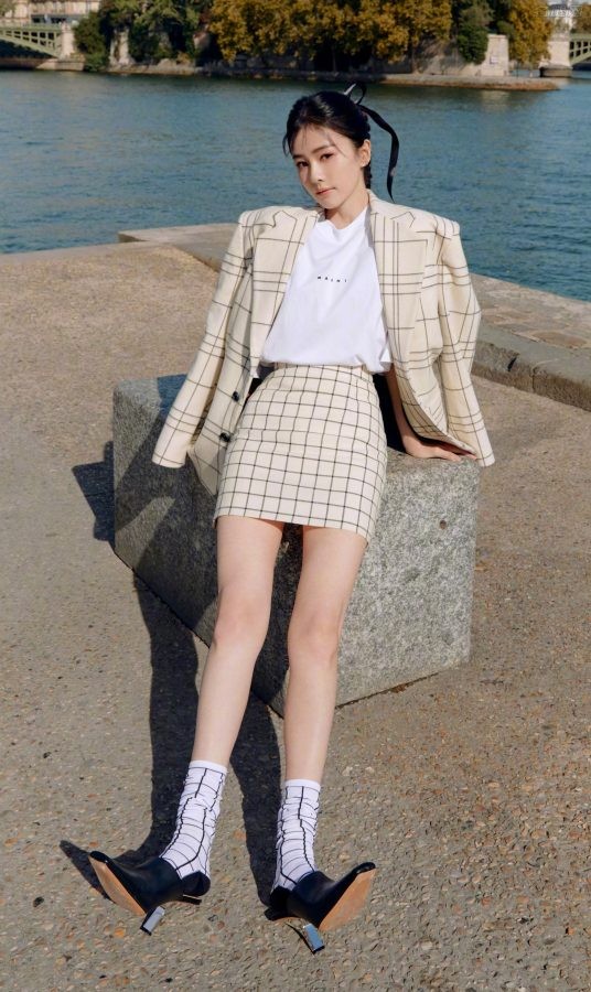 白鹿为《时尚芭莎》杂志拍摄浪漫时尚大片，穿格纹西服套装美腿又直又细(2/8)