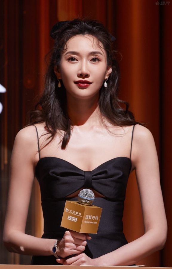 李斯羽出席搜狐时尚盛典一个黑色蝴蝶结护胸(6/6)