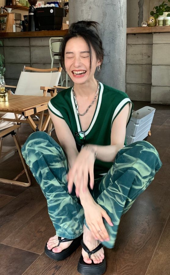 胡连馨白嫩的美脚丫(1/3)