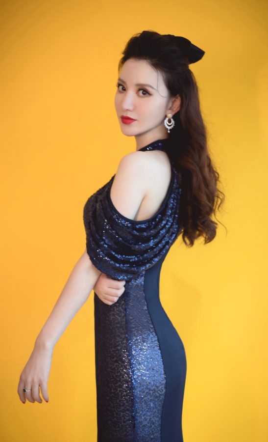张萌穿修身鱼尾裙大展S型曼妙绝顶身材(4/7)