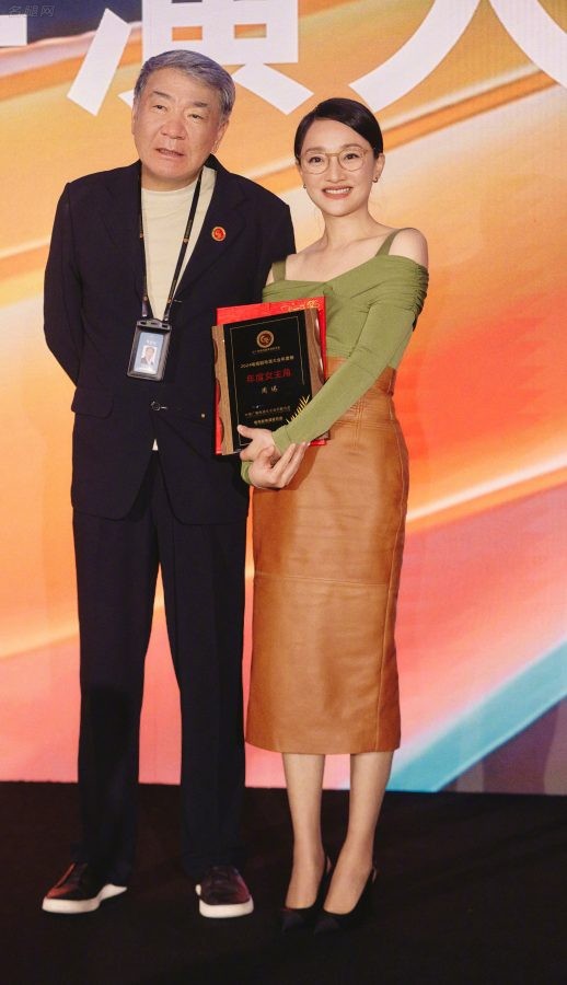 周迅腿穿薄丝袜到2024电视剧导演大会领取最佳女演员奖(1/4)