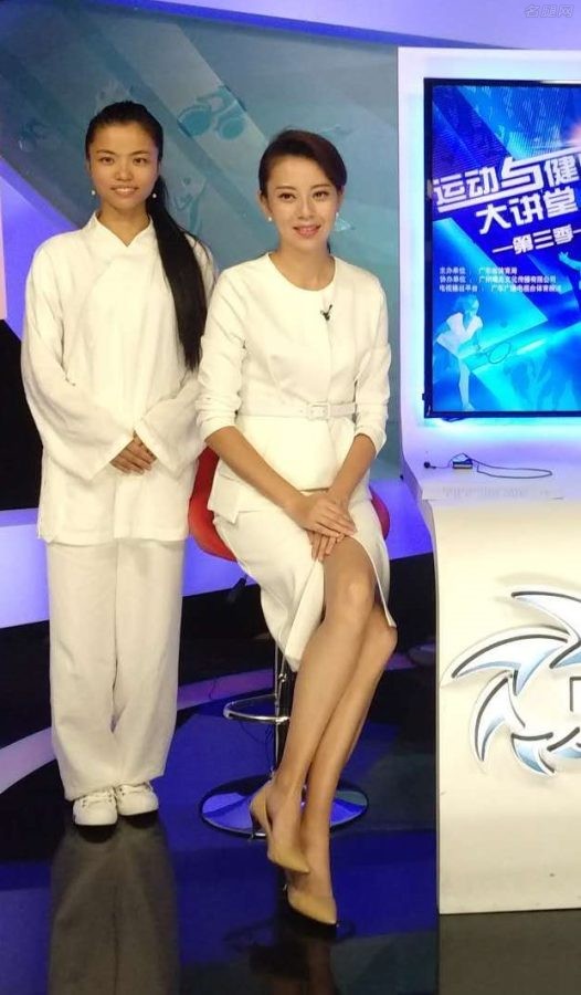 广东体育频道《运动与健康大讲堂》里主持人央金夹腿端庄坐姿(4/4)